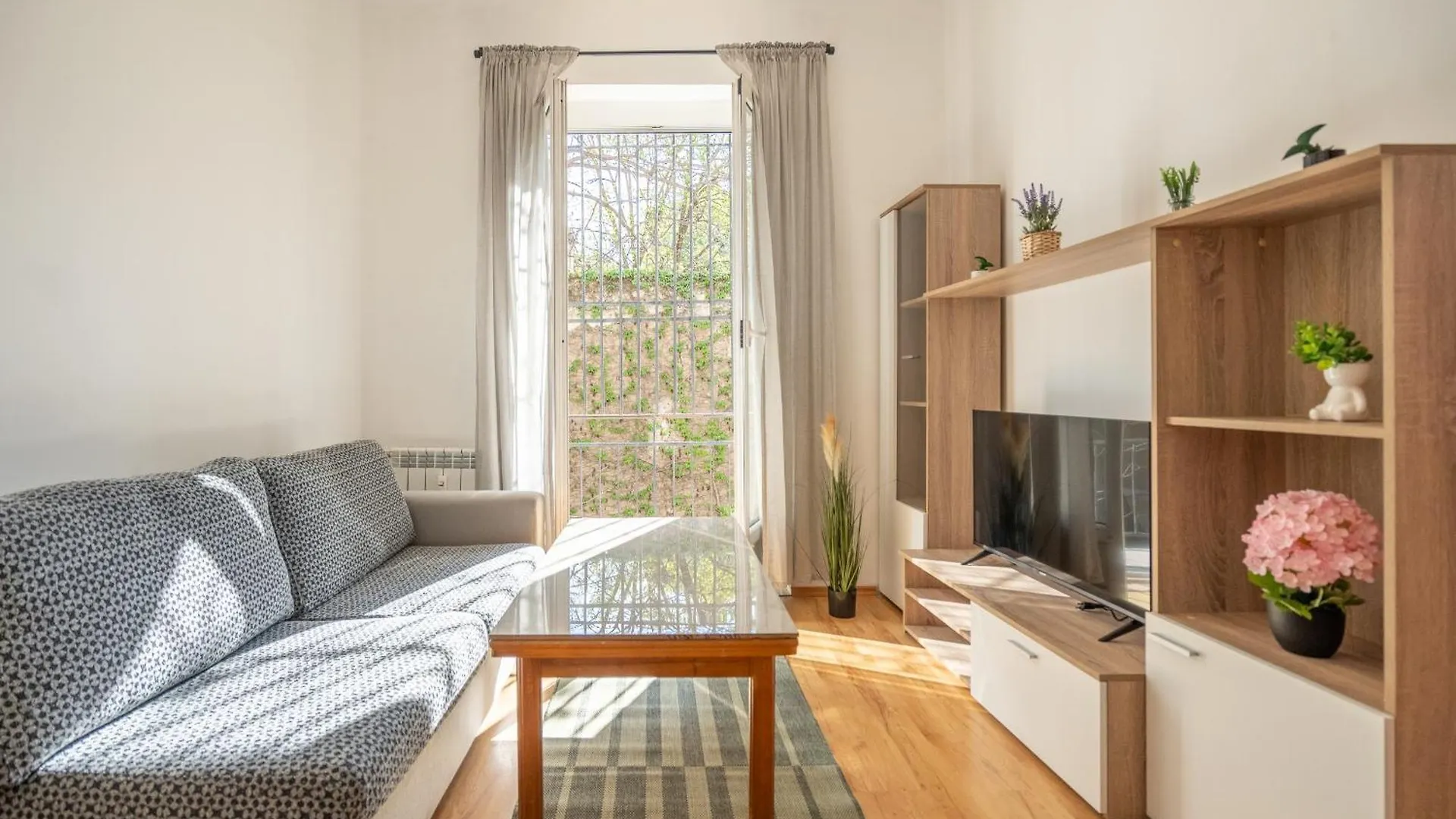 2 Bdr Central Home Next To The National Stadium Sofia